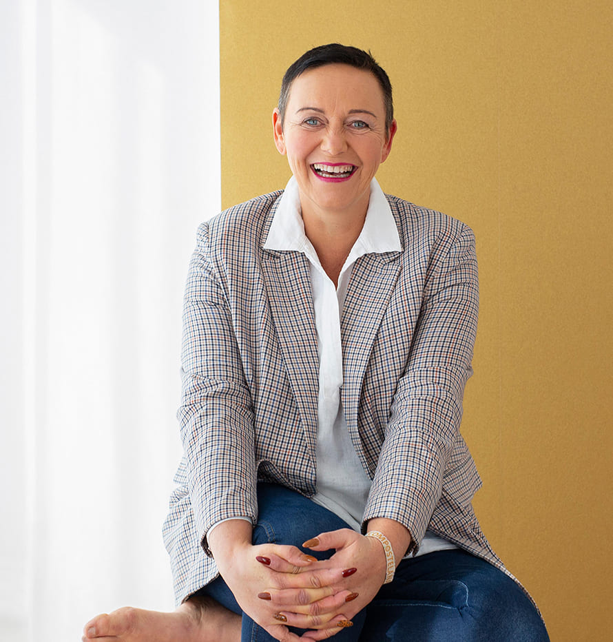 Beate Epigenetik-Coach entspannt sitzend